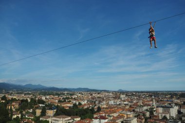 Bergamo, Lombardy, İtalya semalarında ipte uçuyor.