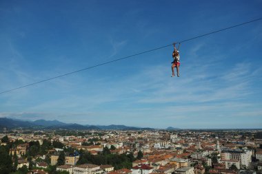 Bergamo, Lombardy, İtalya semalarında ipte uçuyor.