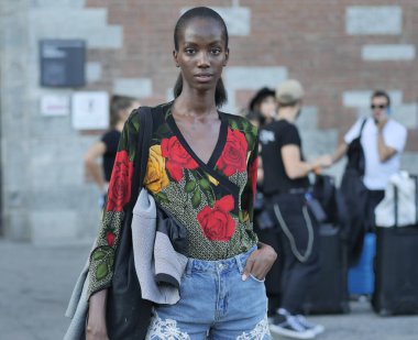 MFW sonbahar / kış koleksiyonları sırasındaki Alberta Ferretti defilesinden sonra model sokak tarzı kıyafet.