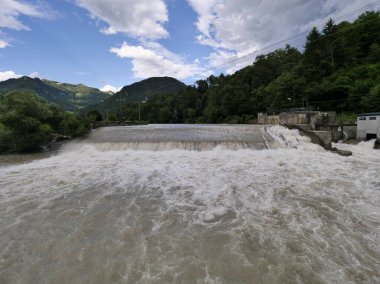  Villa d 'Ogna, Bergamo' da, nehir kıyısındaki Soused ahşap köprü..
