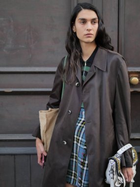  Milan Moda Haftası 'nda Lorenzo Serafini Moda Şovu' ndan sonra Model sokak tarzı kıyafet 2020 / 2021 koleksiyonları.