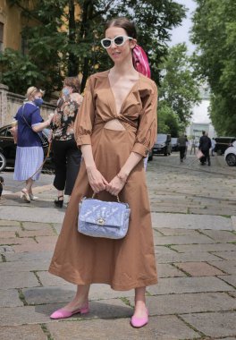 Milano Moda Haftası 2021 'de Etro defilesinden sonra fotoğrafçılara poz veren moda blogcusu