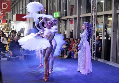 Tipik yerel ürünler olan zanaatkarlar yiyecek, folklor, müzik ve dans yok. Rho, Milan, İtalya.