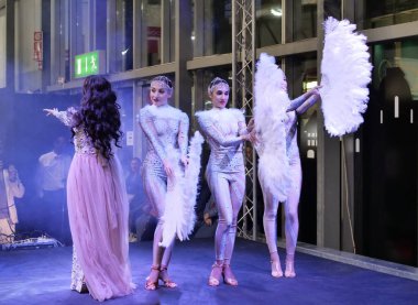 Tipik yerel ürünler olan zanaatkarlar yiyecek, folklor, müzik ve dans yok. Rho, Milan, İtalya.