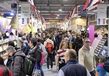 Tipik yerel ürünler olan zanaatkarlar yiyecek, folklor, müzik ve dans yok. Rho, Milan, İtalya.