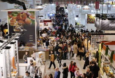 Tipik yerel ürünler olan zanaatkarlar yiyecek, folklor, müzik ve dans yok. Rho, Milan, İtalya.