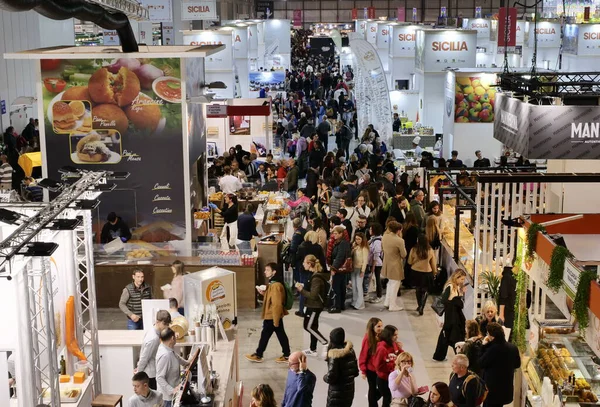 Tipik yerel ürünler olan zanaatkarlar yiyecek, folklor, müzik ve dans yok. Rho, Milan, İtalya.