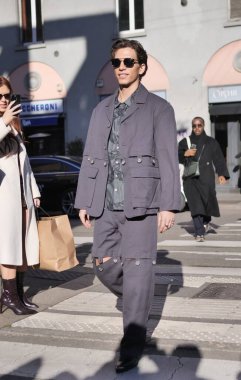 Moda blogcusu sokak tarzı kıyafet. Moda defilesinden önce, Milano Moda Haftası Koleksiyonları sırasında..