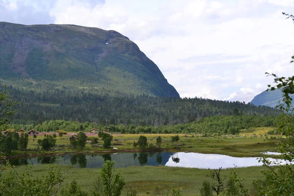 Natuur Van Scandinavische Bergen Rechtenvrije Stockafbeeldingen