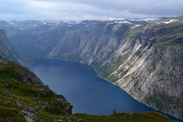 Natuur Van Scandinavische Bergen Rechtenvrije Stockafbeeldingen