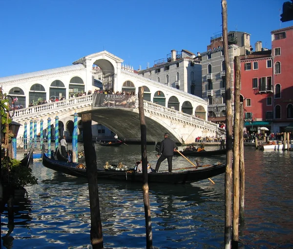 Canal grande in Venedig, mit Rialtobrücke und Gondel — Stockfoto