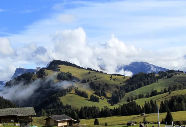 Hegyek Alpe di Siusi Alpokra panorámás kilátással — Stock Fotó
