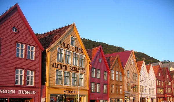 Bergen típicas casas arborizadas ao pôr do sol Fotografia De Stock