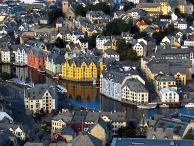 Bergen görünümü hill sarı evler