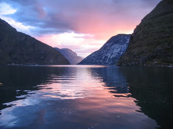 Fiordes da Noruega ao pôr-do-sol — Fotografia de Stock