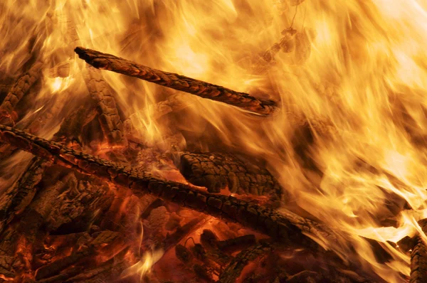 Bonfire with wood and flames — Stock Photo, Image