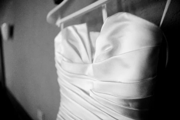 Boda vestido de marfil matrimonio colgante — Foto de Stock