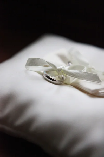 アイボリー枕の結婚指輪 — ストック写真