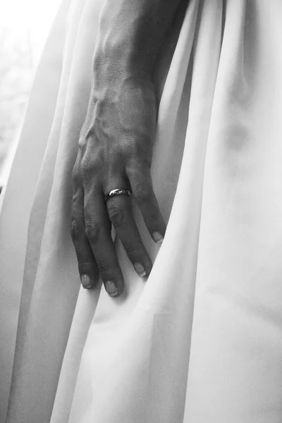 結婚指輪の女性の手とウェディングドレス — ストック写真