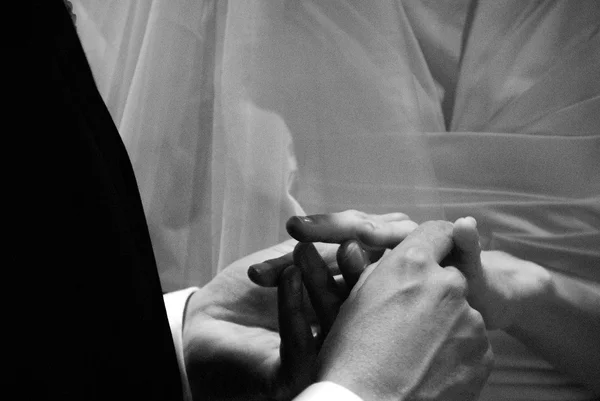 Exchange of wedding ring in black and white — ストック写真
