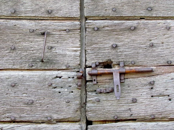 Sfondo in legno con borchie in ferro vecchio portone — Foto Stock