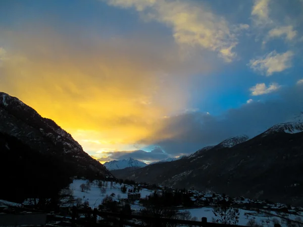 Pohoří Alp sněhové západ slunce v zimě panoramatické zobrazit mont blanc — Stock fotografie