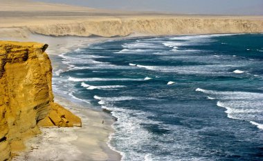 Peru kayalıklarla ve okyanus Paracas