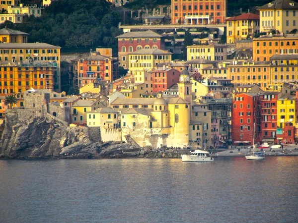 Camogli lakóházak a tenger — Stock Fotó