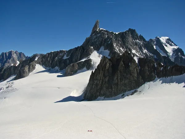 Alpy góry śnieg widokiem na Monte Bianco Dente del Gigante — Zdjęcie stockowe