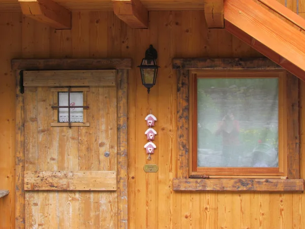 Velha porta de madeira e lanterna de janela Fotografias De Stock Royalty-Free