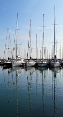 Teknelerden harbor su yansıması