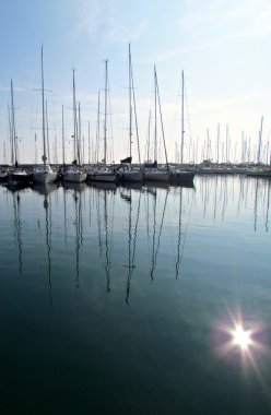 Teknelerden harbor su yansıması