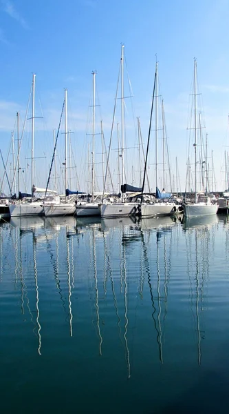 Veleros en el reflejo del agua del puerto — Foto de Stock