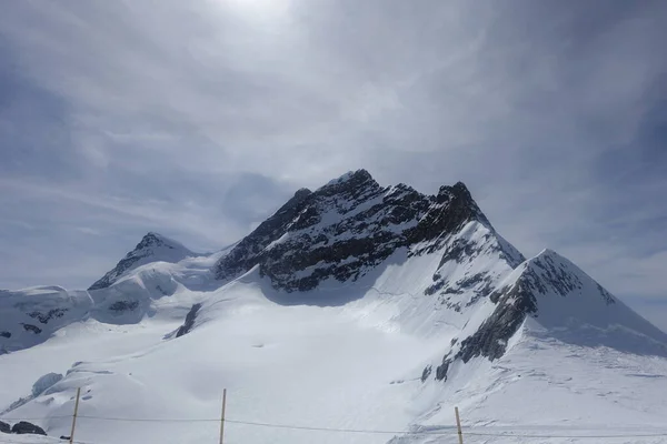 スイスのインターラーケンで撮影された雪に覆われた山々の自然の風景 — ストック写真