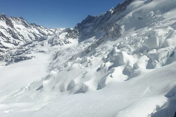 スイスのインターラーケンで撮影された雪に覆われた山々の自然の風景 — ストック写真