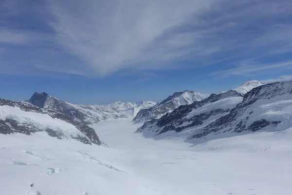 スイスのインターラーケンで撮影された雪に覆われた山々の自然の風景 — ストック写真