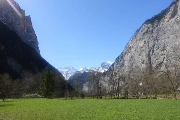 Eine Naturlandschaft Aus Schneebedeckten Bergen Aufgenommen Interlaken Schweiz — Stockfoto