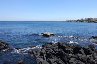Güney Kore 'deki Jeju Adası' nın mavi deniz ve manzarası.