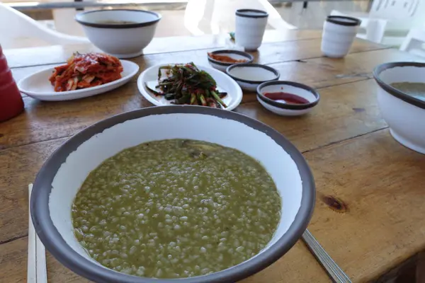 済州島で食べる韓国のお粥 — ストック写真