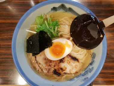 Japon usulü ramen Japonya 'da yenir.