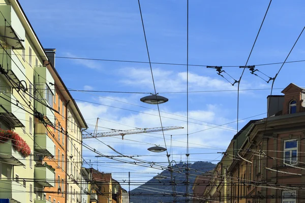 Blick in den Himmel durch ein Netz von elektrischen Drähten — Stockfoto