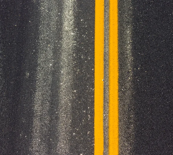 Deux bandes jaunes sur la route asphaltée — Photo