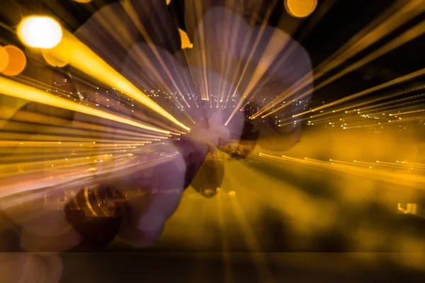 Soyut gece şehir arka plan üzerinde orkide resmi