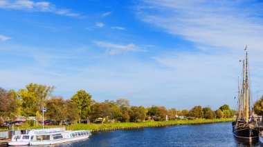 Modern motorlar ve nehir Trave, Lubeck, Almanya üzerinde vintage yatlar