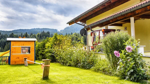 Güzel ve bakımlı bahçe ve Avusturya kırsal evde.