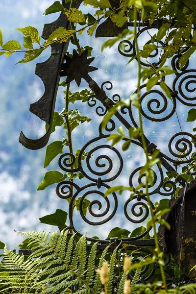 Bir yaşlı, sapık, metal ızgara bir parçası