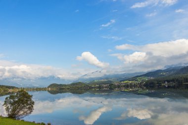 Göl Galshtat.Avstriya pitoresk yansıması.