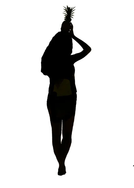 Silhouette des Mädchens mit einer Ananas auf dem Kopf — Stockfoto