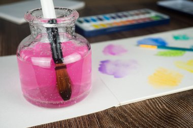 Su rengi boya ve fırça.