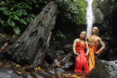 Java Endonezya 'dan geleneksel Kebaya kıyafetleriyle açık hava fotoğrafı